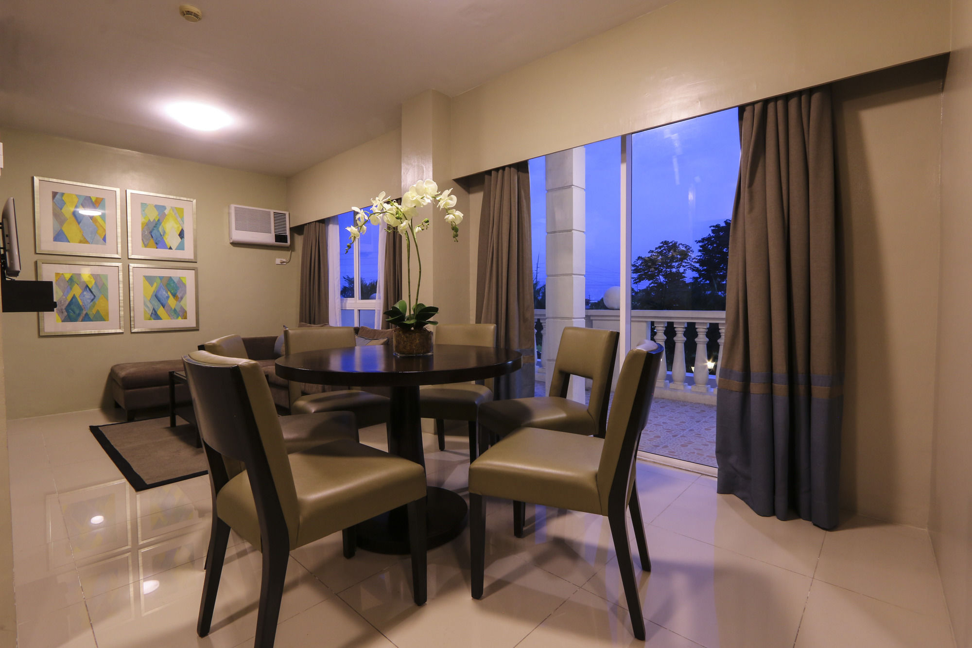 مونتنلوبا Bellini Suites At Presidio, Lakefront المظهر الخارجي الصورة